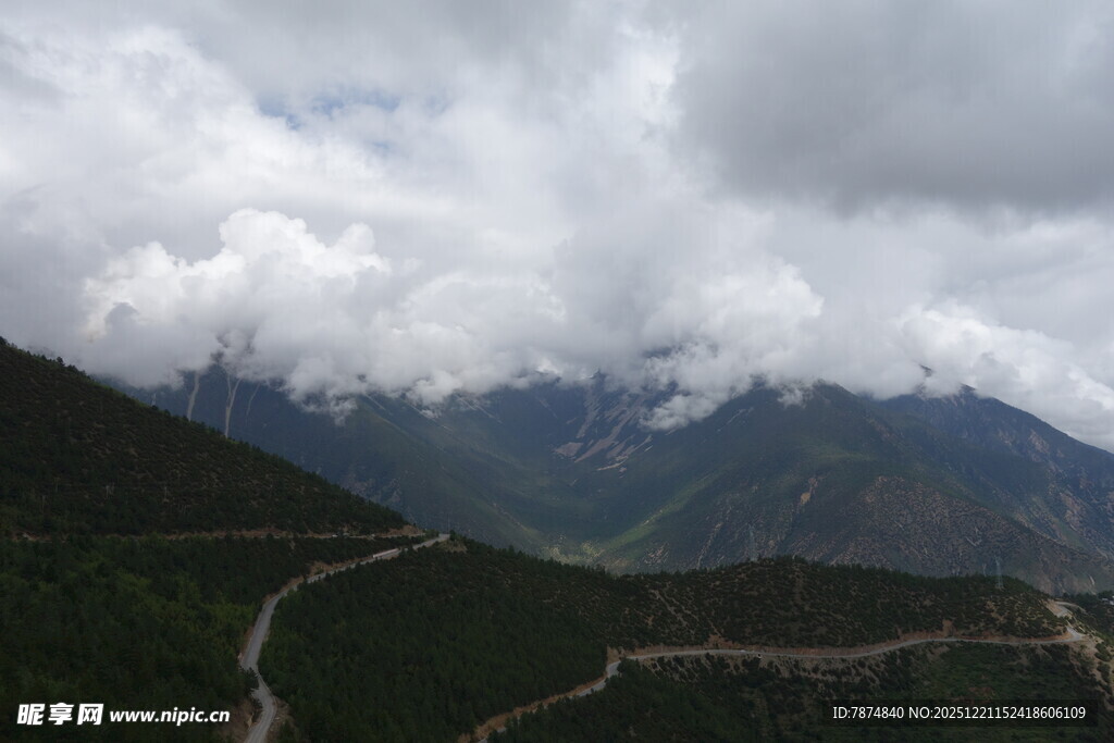 山间云雾缭绕的蜿蜒公路