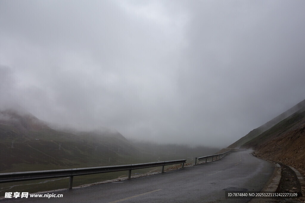 雨中公路景象
