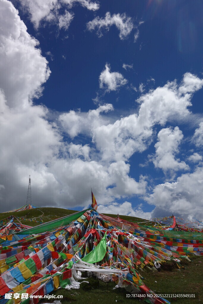 草原上的多彩经幡