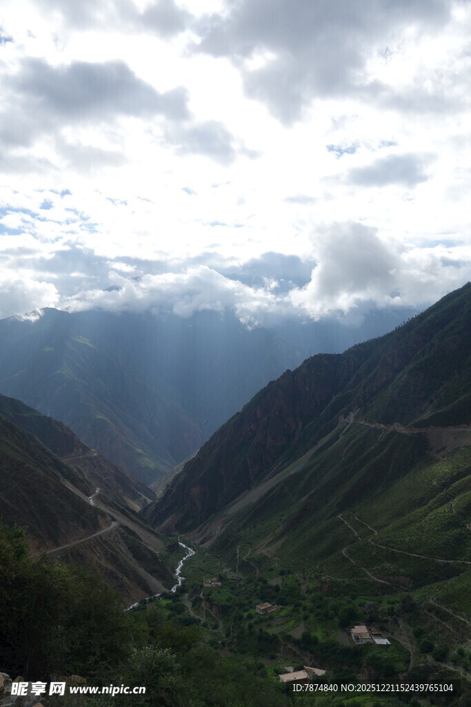 山间云雾缭绕的壮美景色