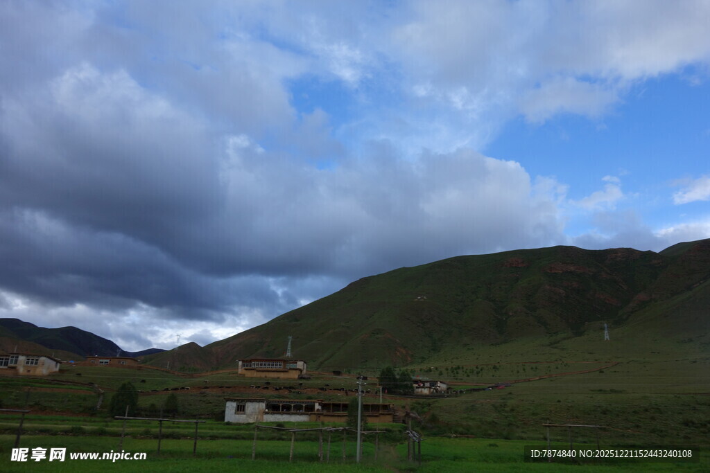 山间村落 云绕青山美景
