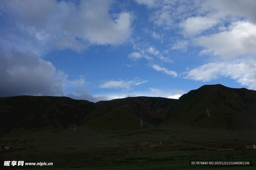 蓝天青山间的自然美景