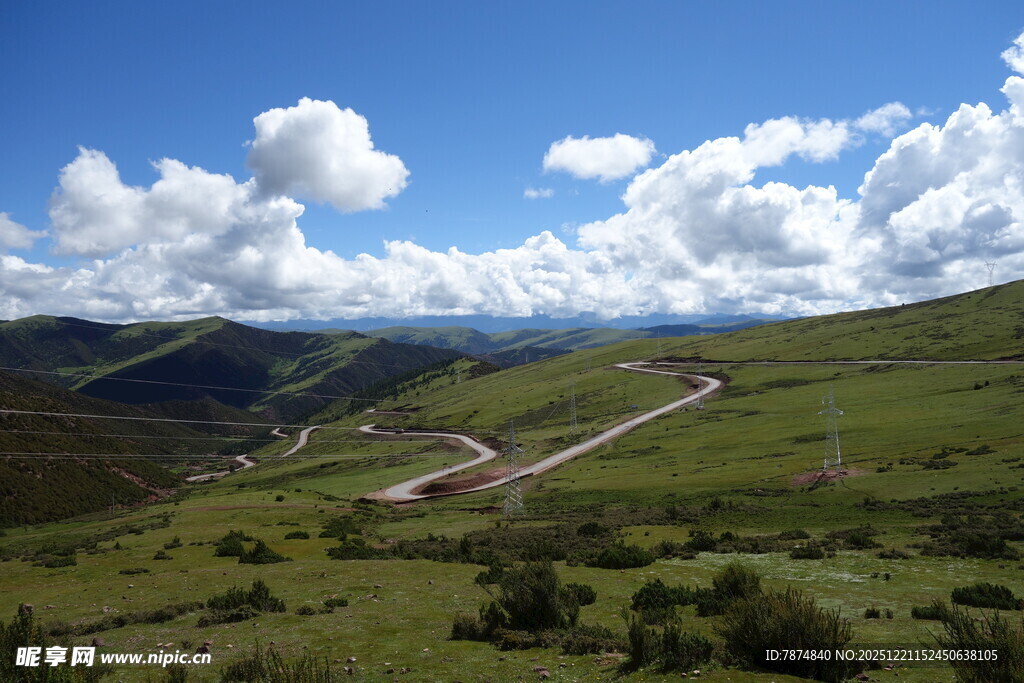 山间蜿蜒公路 绿野蓝天