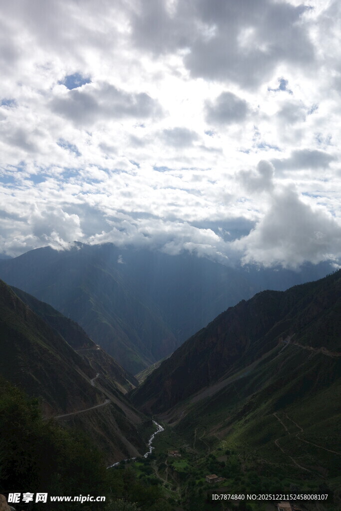 山间云景 山谷绿意盎然