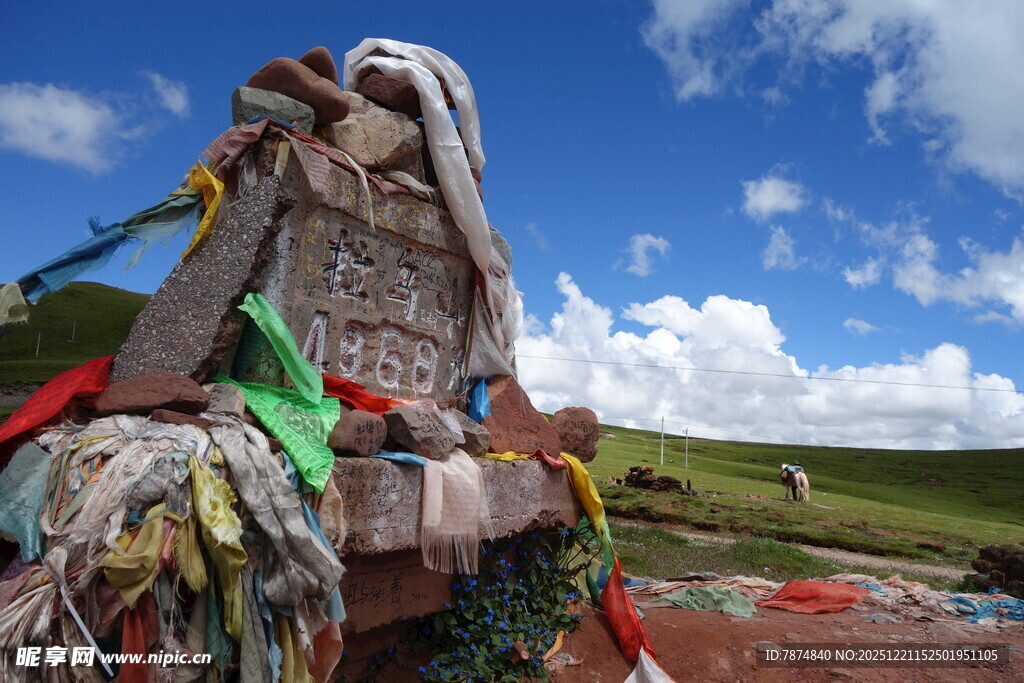 草原上的经幡与古老石堆