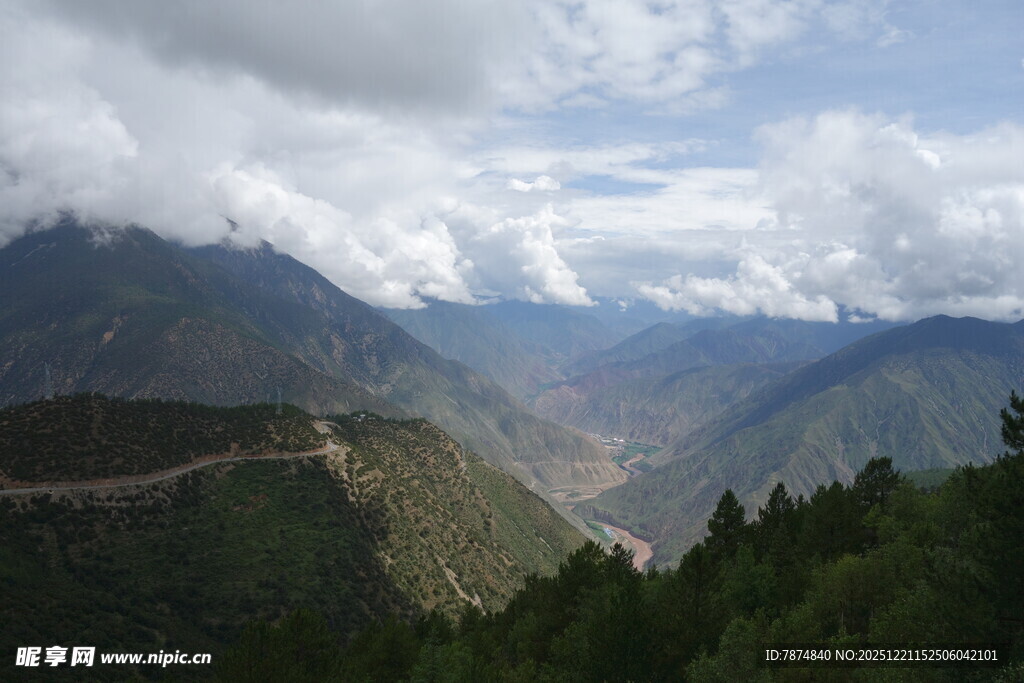 山间云雾缭绕的壮美景色