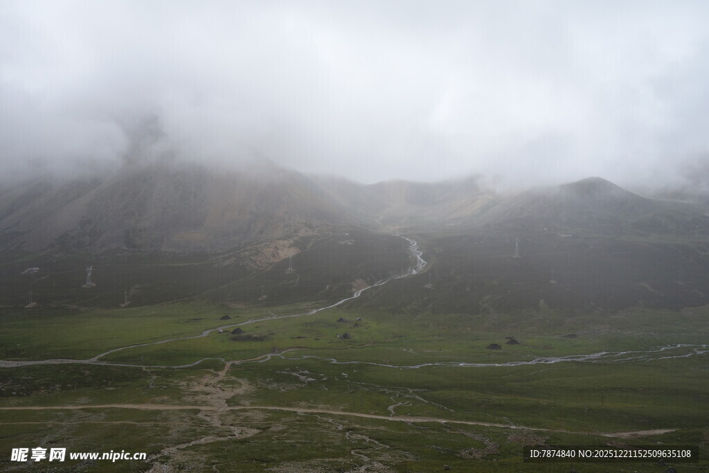 云雾缭绕的山间景色
