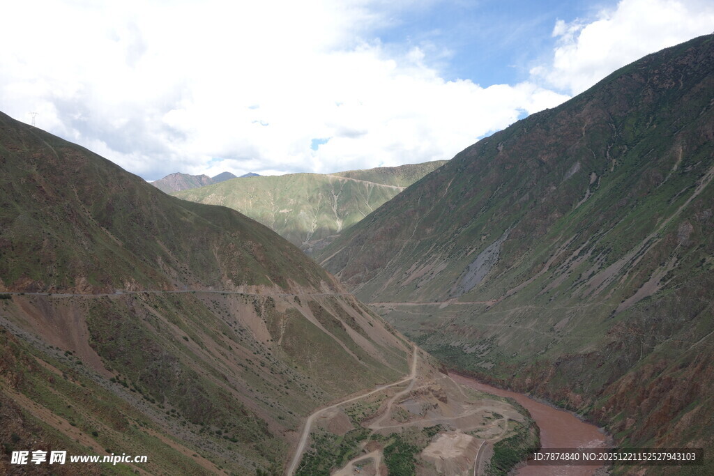 山谷中的蜿蜒道路