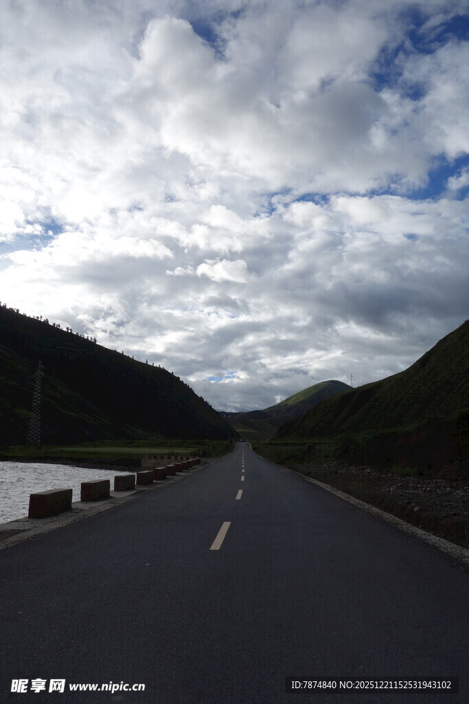 宽阔公路延向山间美景