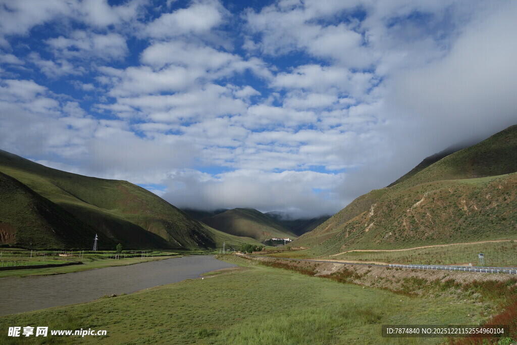 山间公路 蓝天白云绿草