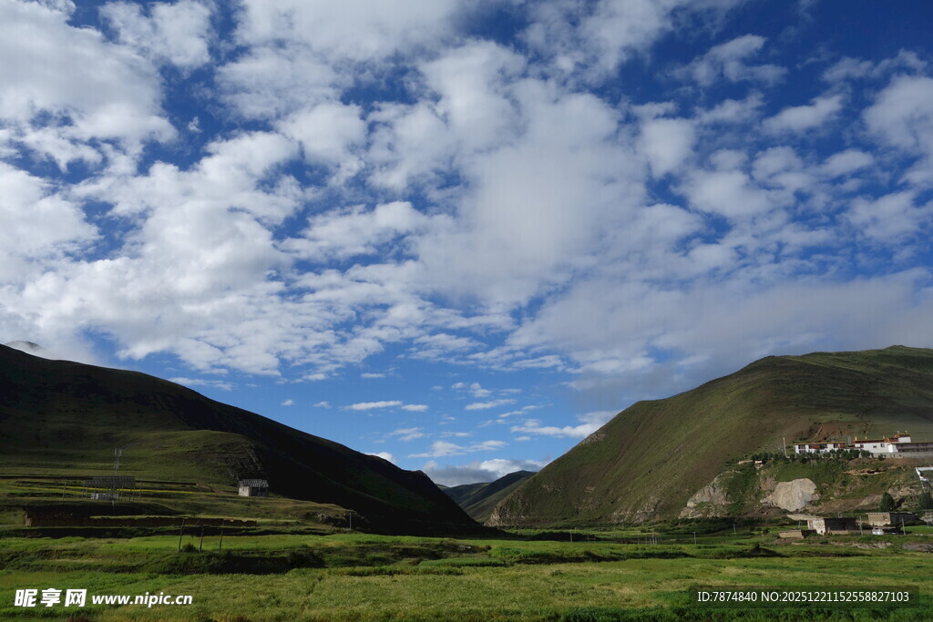 蓝天白云下的山间美景