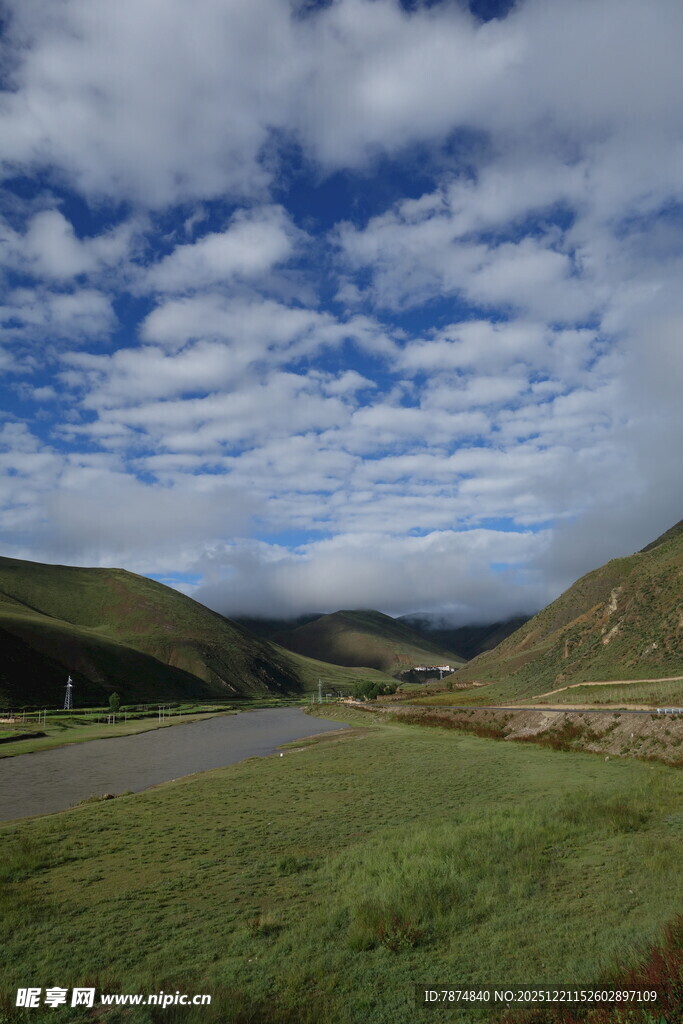 草原公路上的蓝天白云