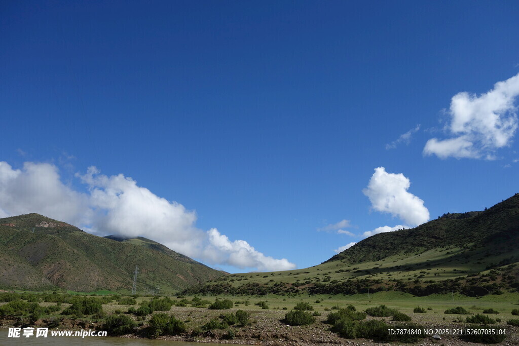 蓝天青山间的开阔景致