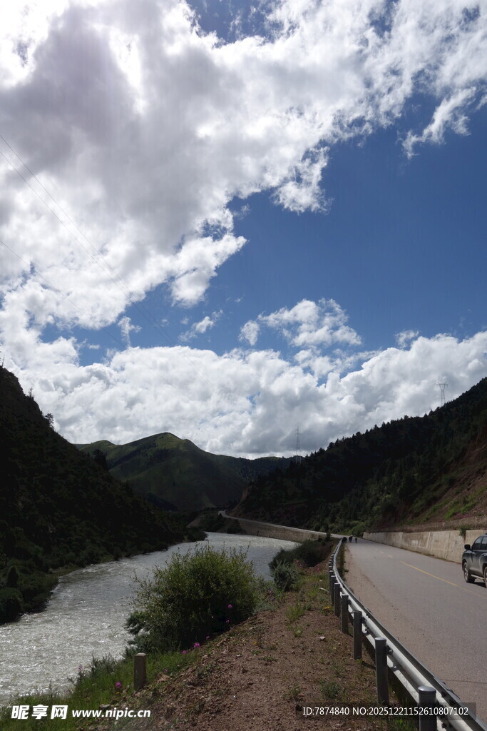 山间公路旁的河流与风景