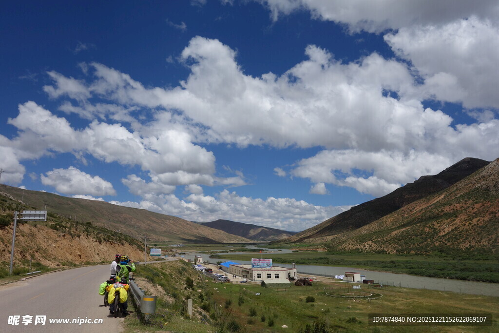 骑行在山间公路的美好风景