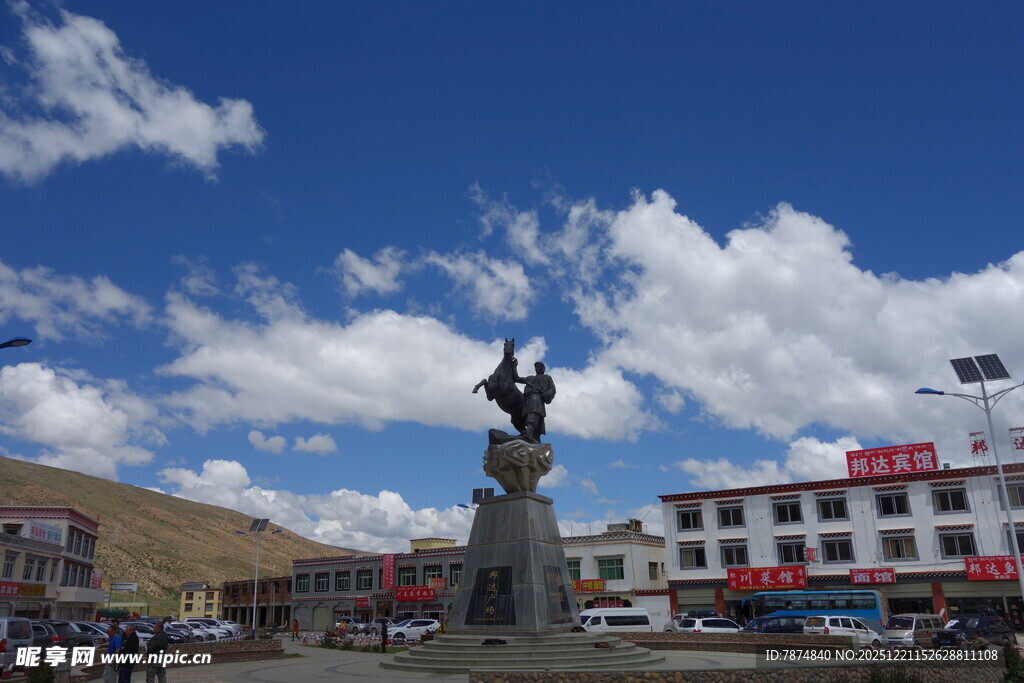 草原城镇中的雕塑景观