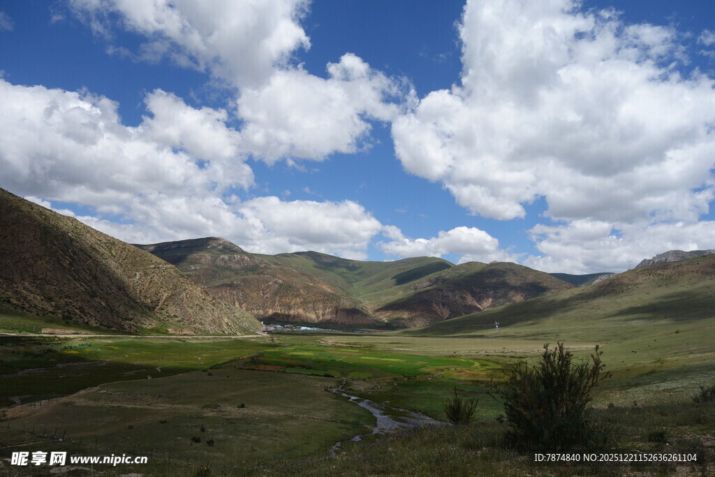 草原山峦间的蓝天白云
