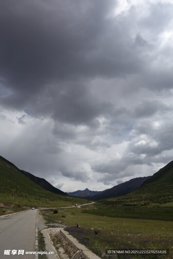 山间公路上的阴沉天空