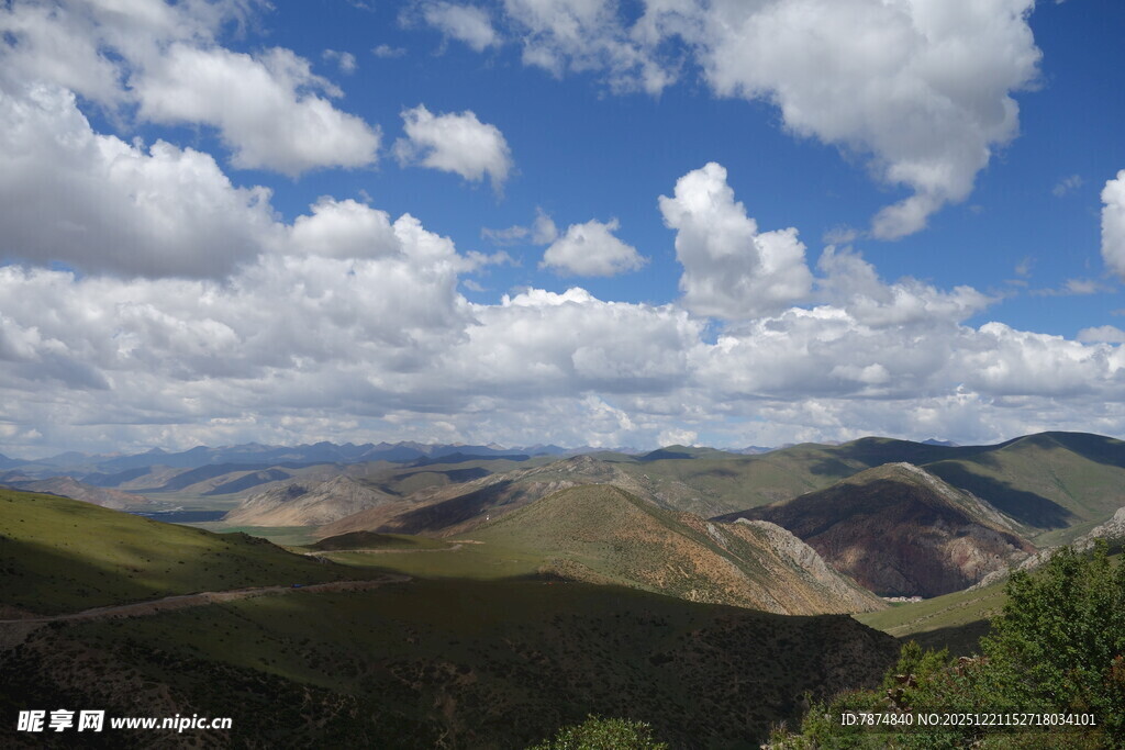 壮丽山景与蓝天白云