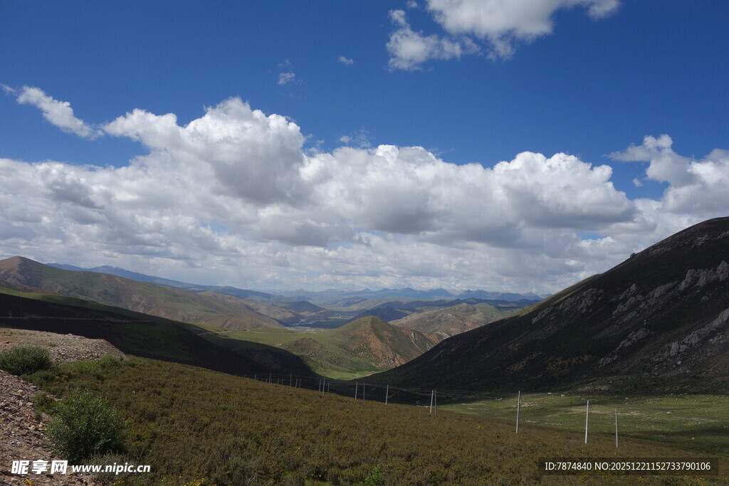 山间美景 蓝天白云绿地