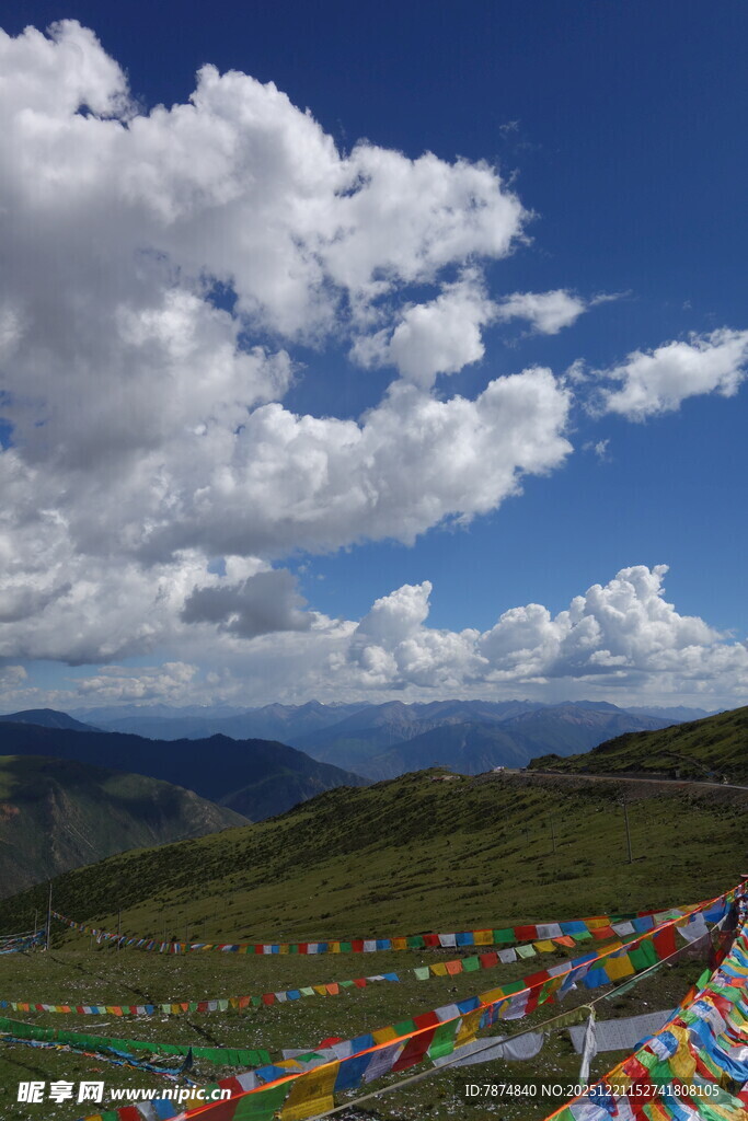高原蓝天经幡美景