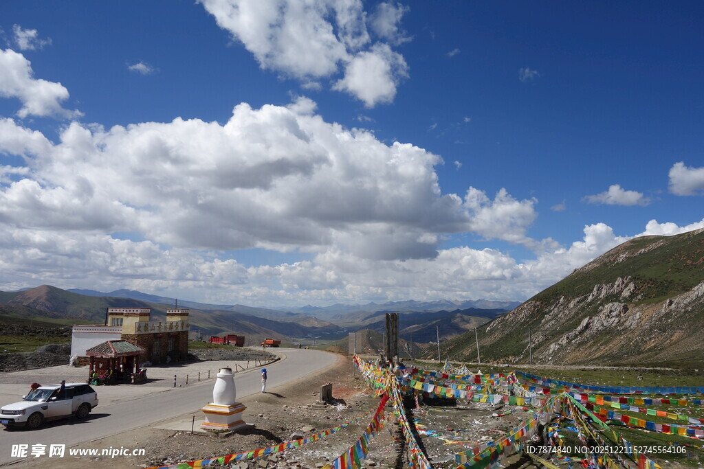 高原风光与经幡飘扬