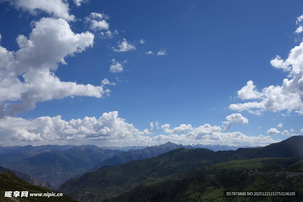 蓝天白云下的壮美山峦