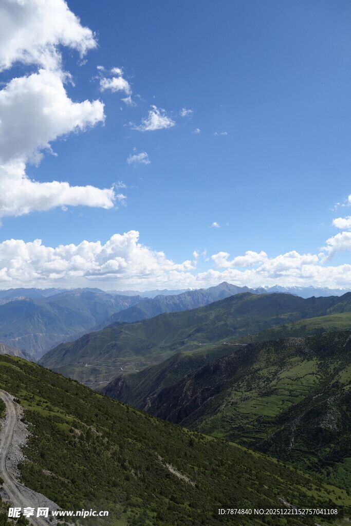 山间美景 蓝天白云映绿野