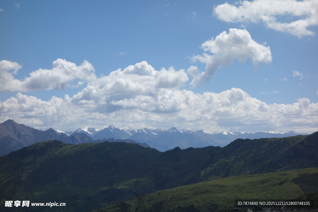 蓝天白云下的壮丽山脉