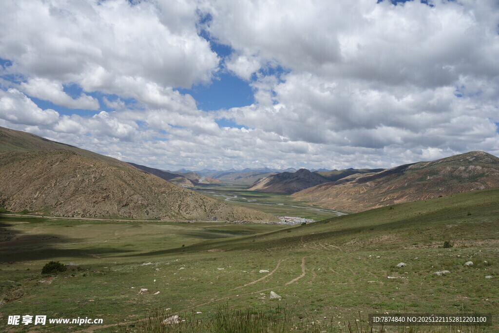 草原山峦间的蓝天白云