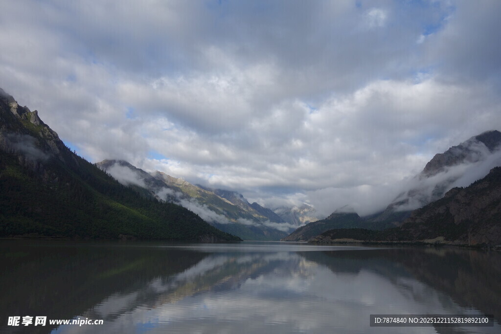 宁静山水湖景 云雾缭绕