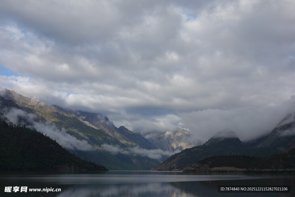 云雾缭绕的山水美景