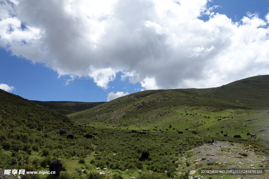 青山蓝天间的秀丽自然风光