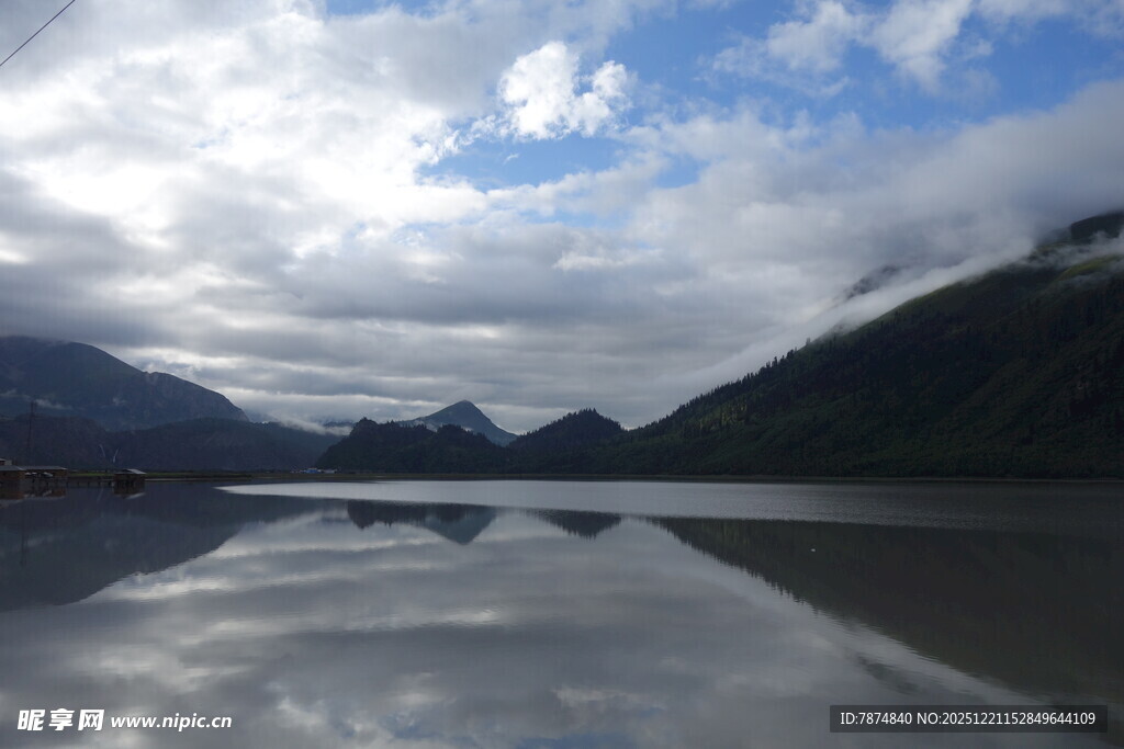 宁静山水间的湖光山色