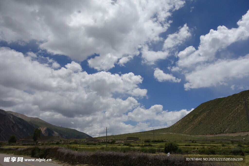 蓝天白云下的山间美景