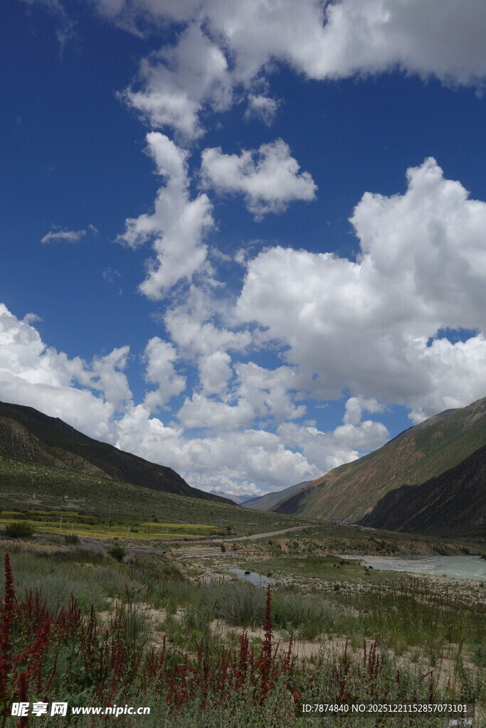 蓝天白云下的山间美景