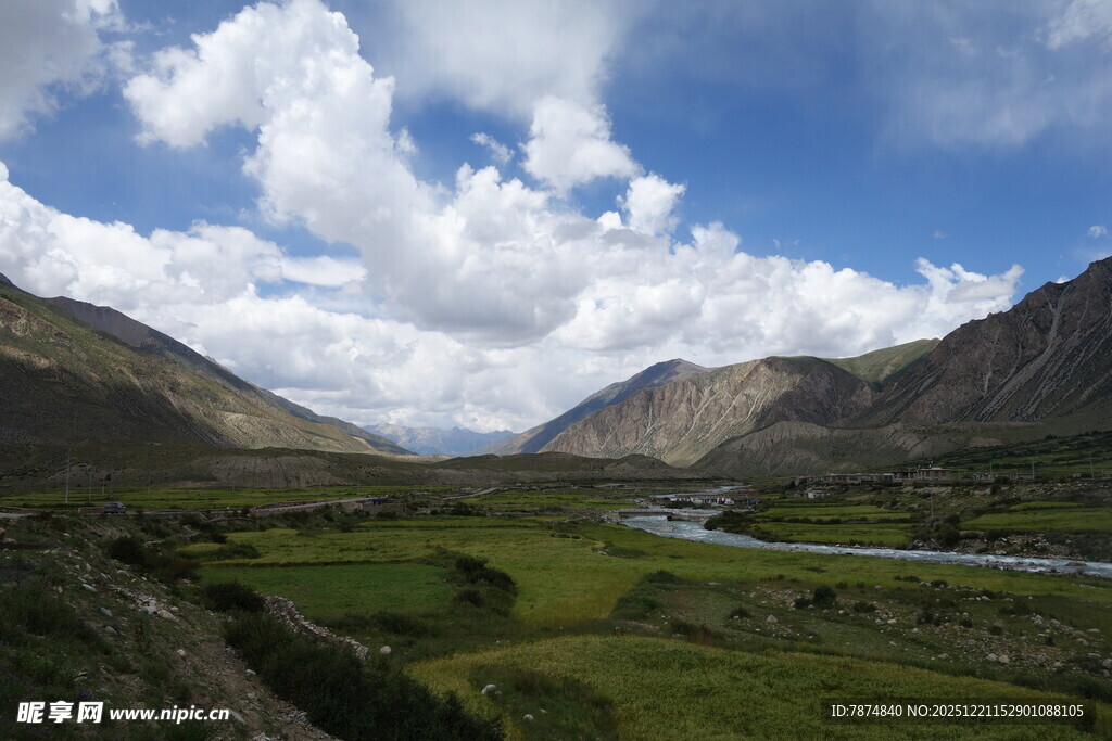 山间绿野 蓝天白云美景