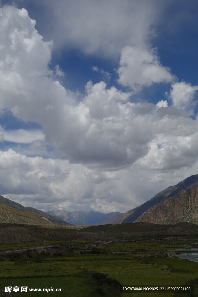 草原山峦间的蓝天白云