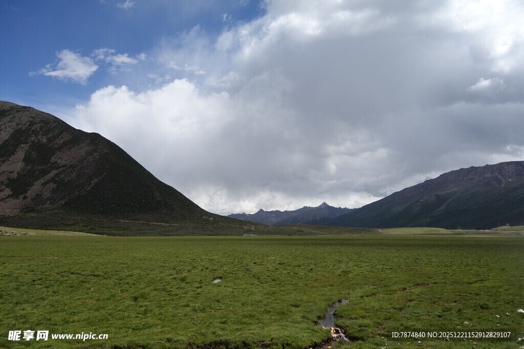 草原山谷间的壮丽风光