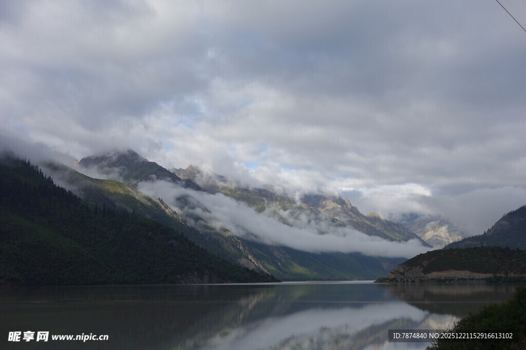 云雾缭绕的山水美景