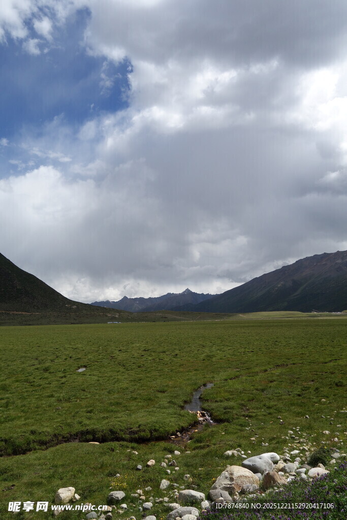 草原风光 远山与白云相伴