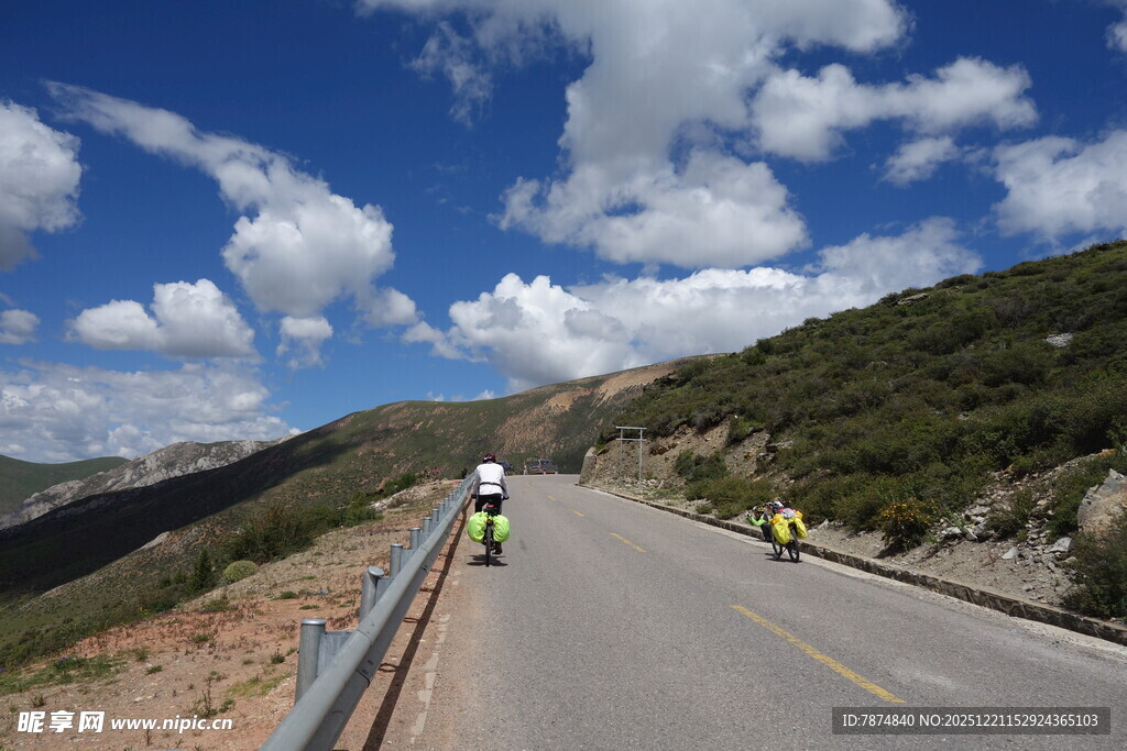 公路骑行者 蓝天青山伴行