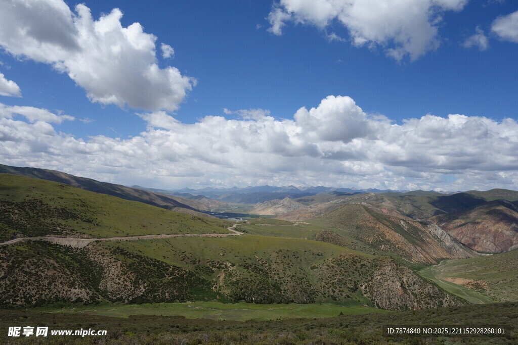 蓝天白云下的壮美山峦