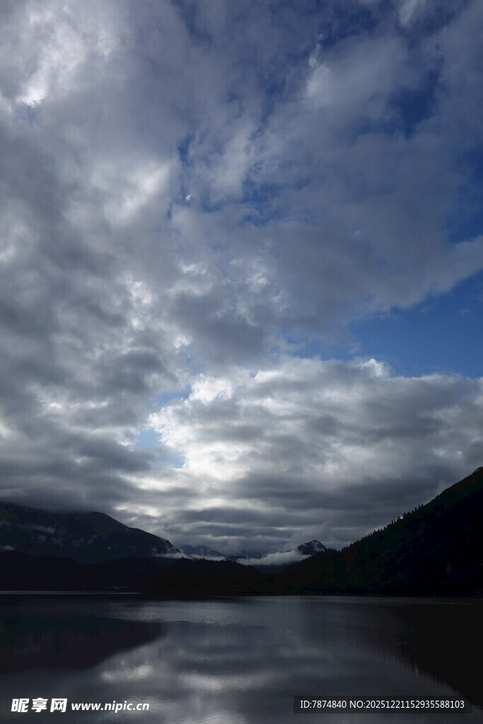 湖山之间的多云天空