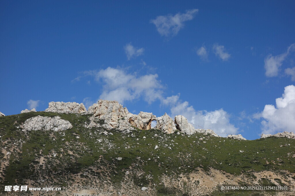 蓝天青山间的壮丽景致