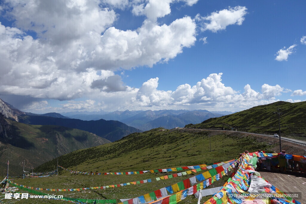 山间经幡飘扬的美丽景致
