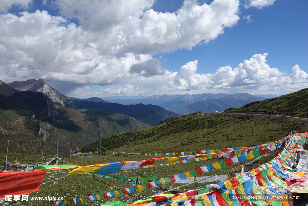 山间经幡飘扬的壮美风光