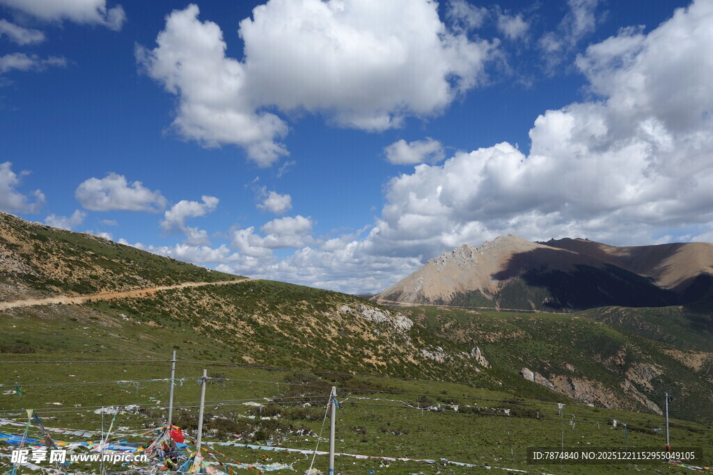 蓝天白云下的壮美山地景观