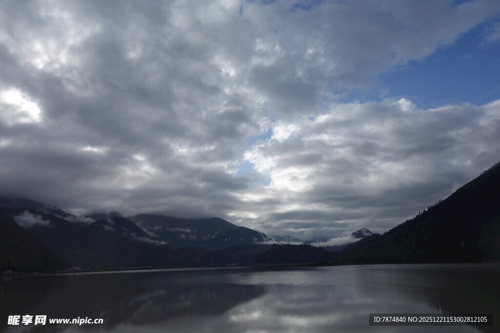 山间湖畔的多云景致