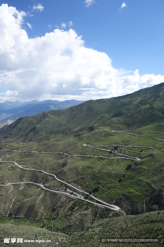 山间蜿蜒公路与翠绿景致